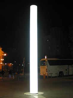 Építészeti világnap - világító plexi oszlop a Deák téren