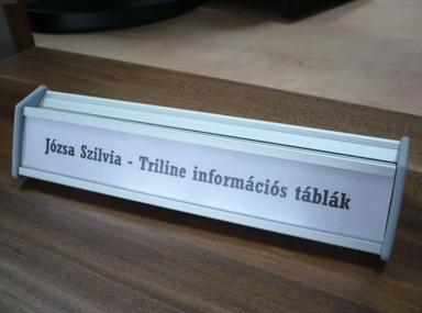 Triline, 31 vagy 62 mm-es profilból egyszerűen összerakható asztali névtábla, cserélhető nevekkel