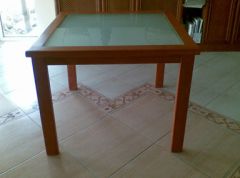 Homokfútt üveglapos asztal